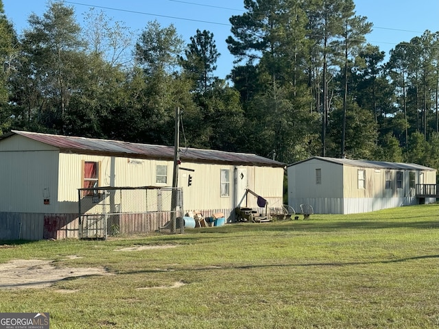 view of front of house featuring a front lawn