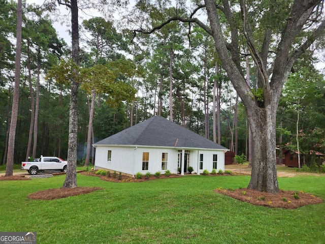 view of front facade with a front yard