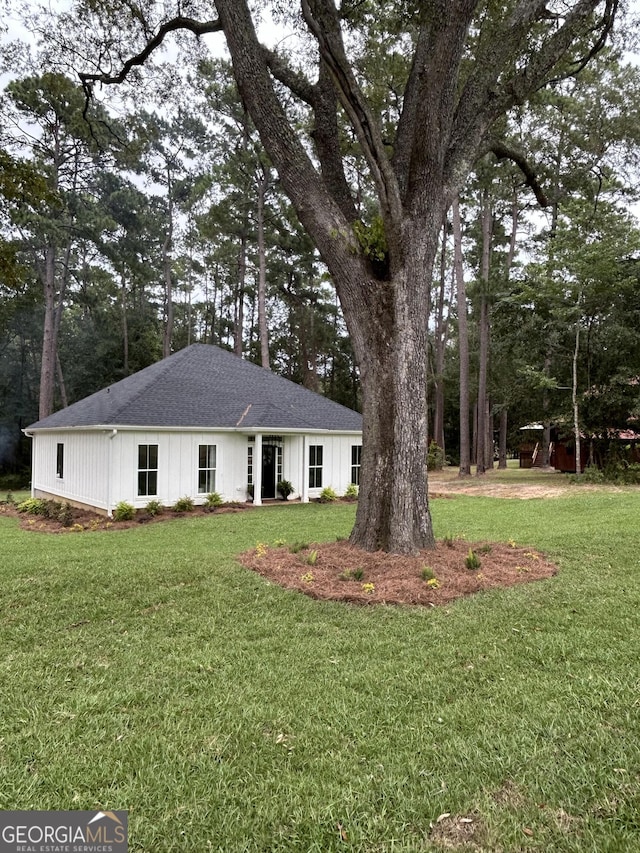 view of front facade with a front yard