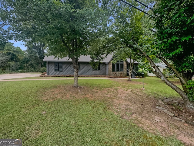 view of front facade featuring a front lawn