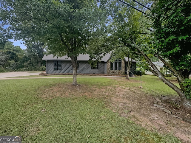 view of front of home featuring a front yard