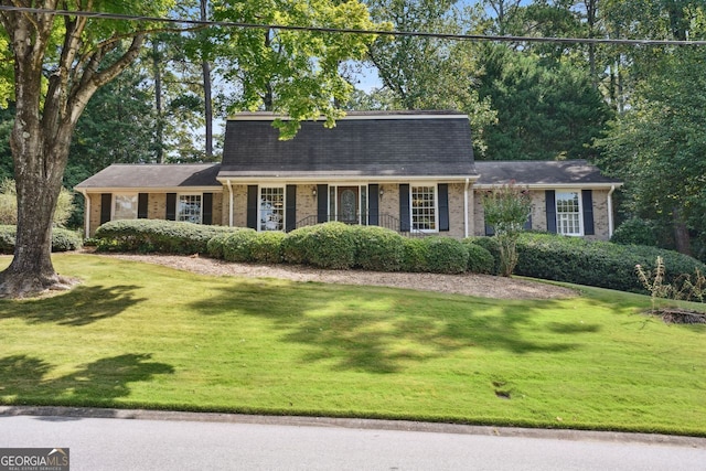 view of front of property featuring a front lawn