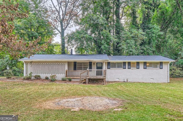 single story home featuring a front lawn