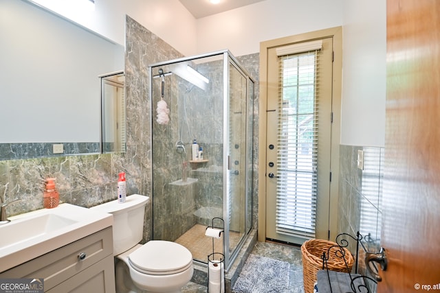 bathroom with tasteful backsplash, toilet, a shower with door, and sink