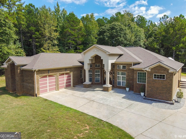 view of front facade featuring a garage and a front lawn