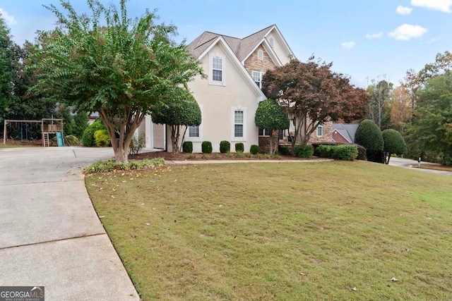 view of front facade with a front yard