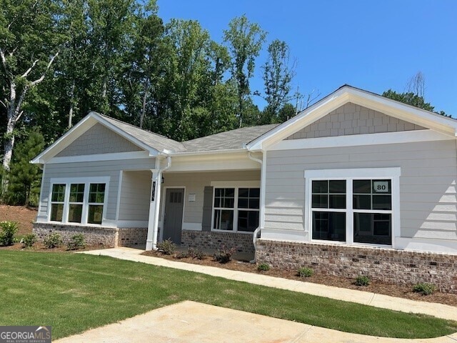 view of front facade featuring a front yard