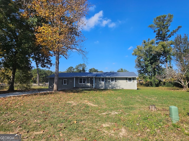 ranch-style home featuring a front yard