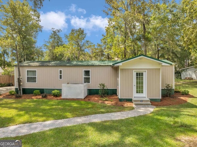 exterior space featuring a front yard