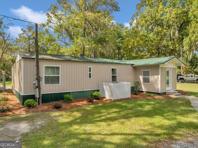 manufactured / mobile home featuring a front lawn