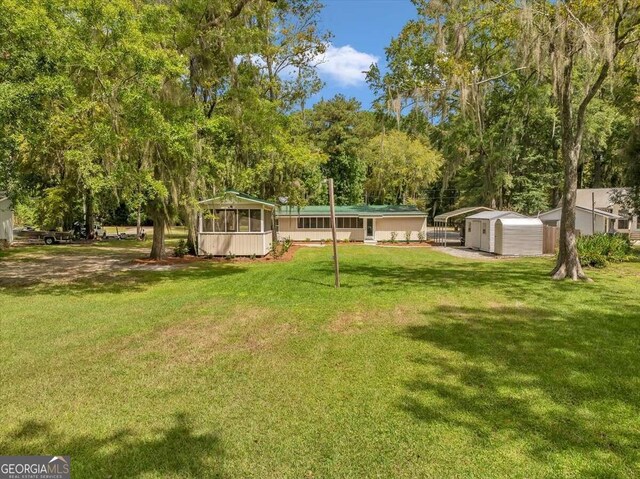 view of yard with a shed