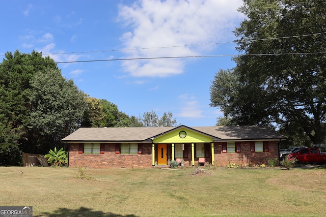 ranch-style house featuring a front yard