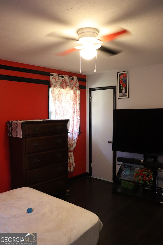 bedroom featuring ceiling fan and a textured ceiling