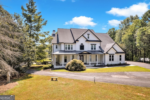 view of front of property featuring a front yard and a porch