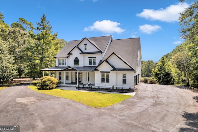 view of front of property featuring a porch and a front lawn