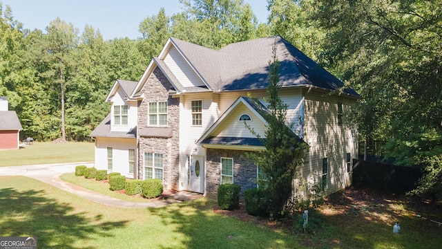 view of front of house featuring a front lawn