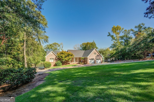 view of front of property featuring a front yard