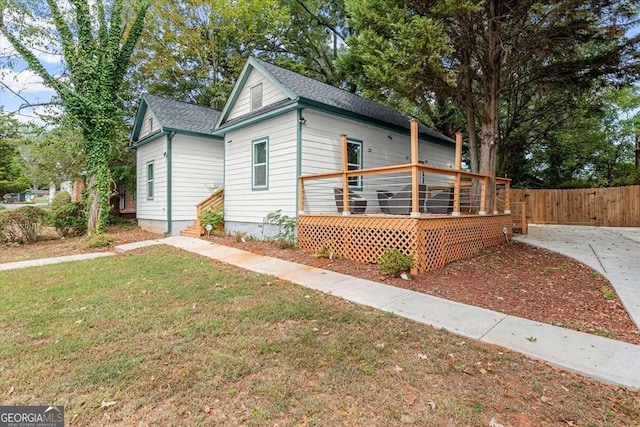 view of front of property featuring a front yard