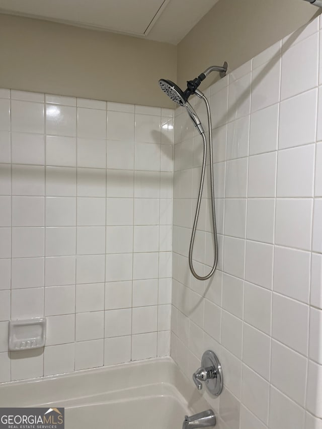 bathroom with tiled shower / bath combo