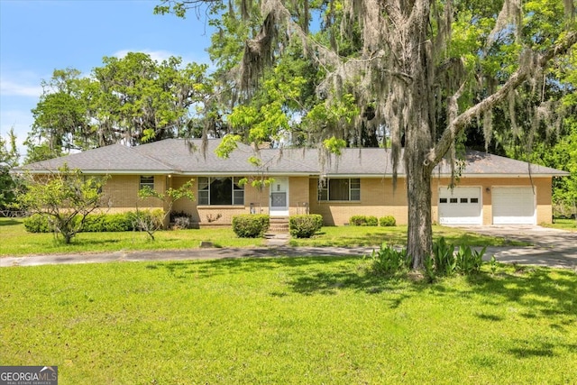 single story home featuring a front lawn