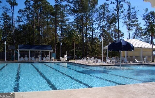 view of swimming pool