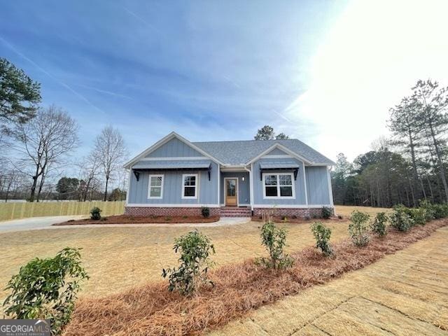 view of front of house featuring a front yard