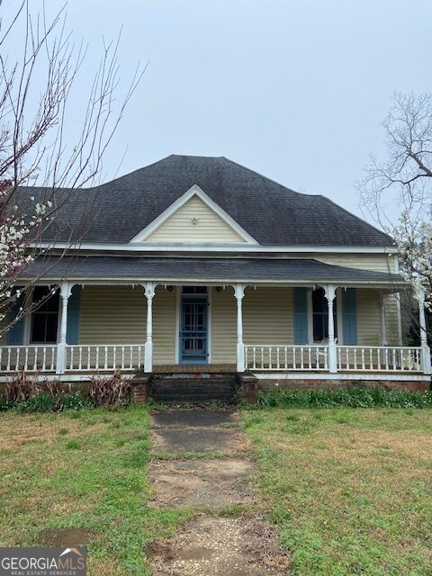 country-style home with covered porch