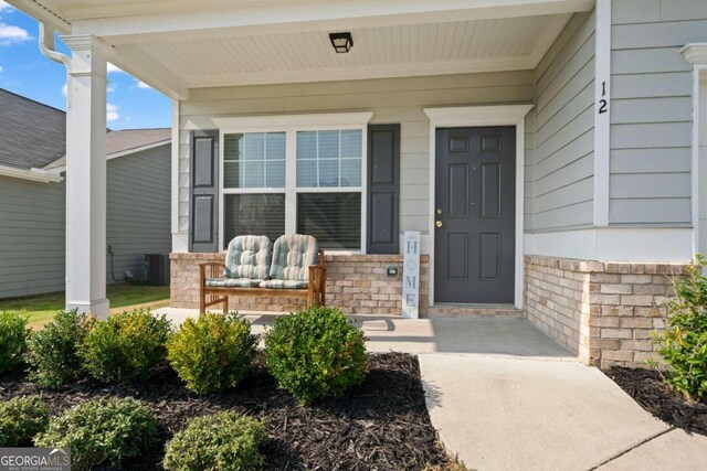 doorway to property with covered porch