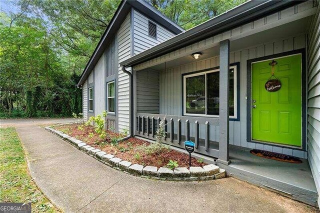 mid-century inspired home featuring a front lawn