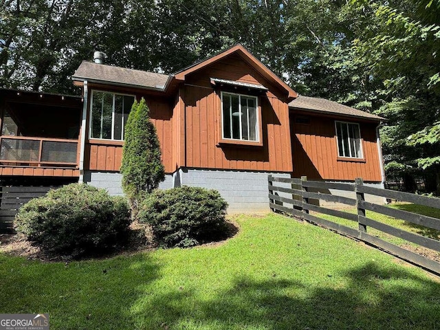 view of front of house with a front yard