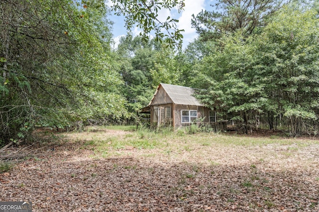 view of yard featuring an outdoor structure