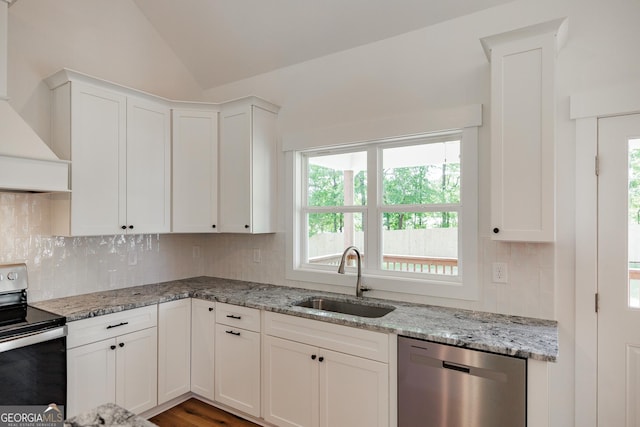 170 New High Shoals Rd, Watkinsville, GA 30677 - kitchen with appliances with stainless steel finishes, a sink, backsplash, vaulted ceiling, and premium range hood