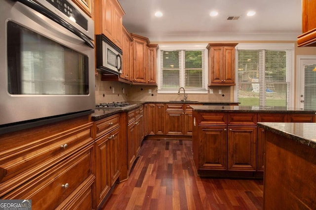 empty room featuring dark hardwood / wood-style flooring, ornamental molding, and an inviting chandelier