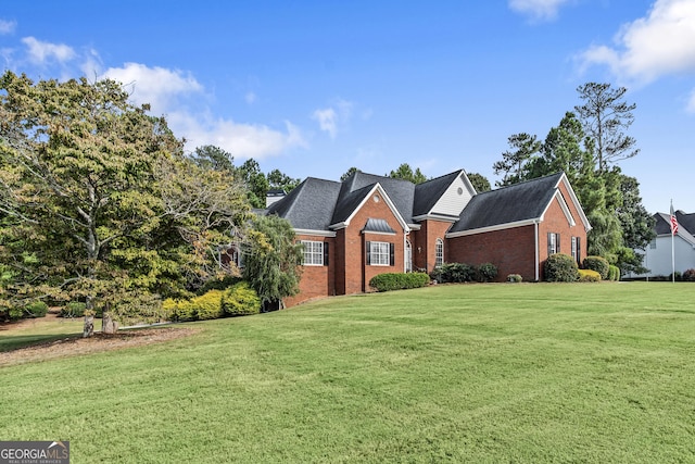 view of front of house featuring a front lawn