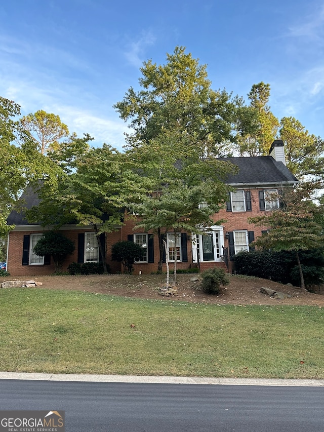 view of front facade featuring a front yard