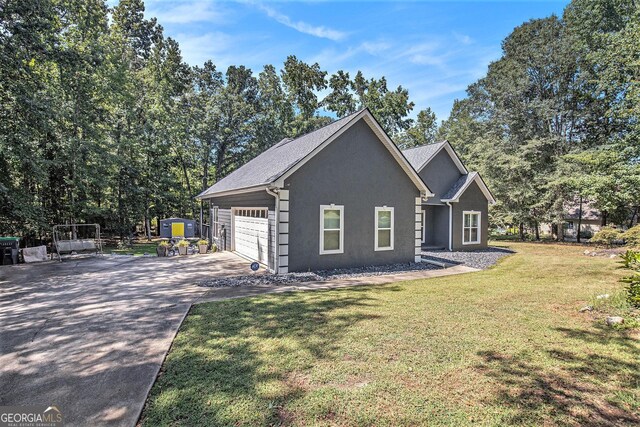 view of front facade featuring a garage and a front lawn