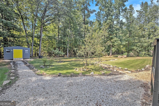 view of yard featuring a shed