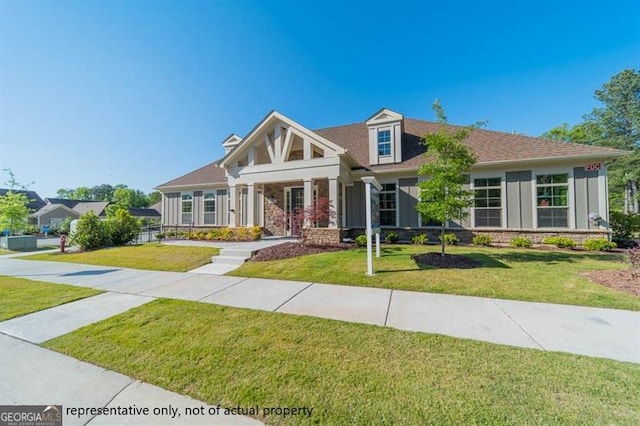 craftsman inspired home featuring a front yard