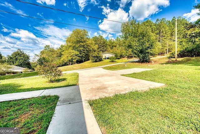 view of property's community featuring a yard