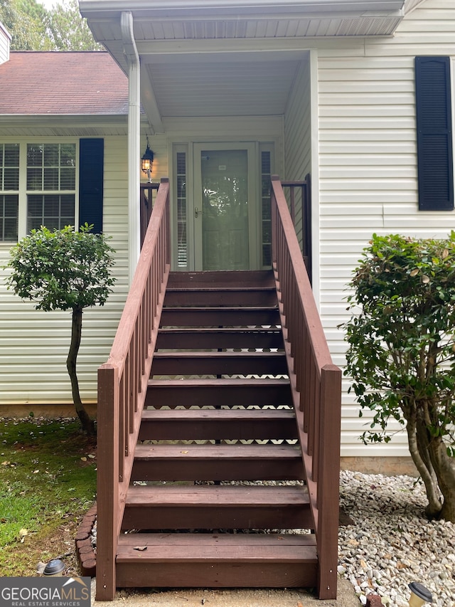 property entrance featuring a porch