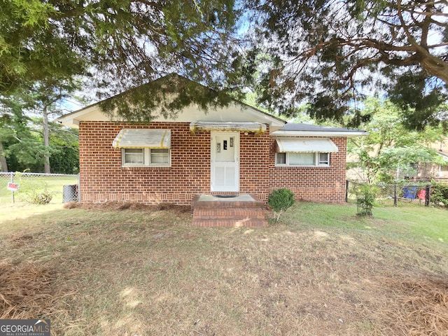 bungalow featuring a front lawn