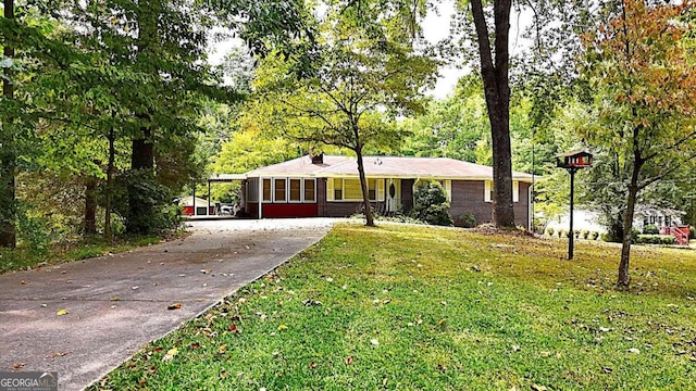 single story home with a front lawn