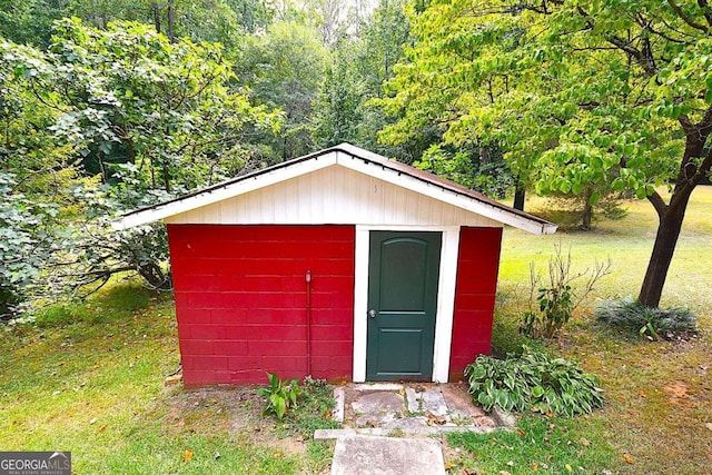 view of outbuilding featuring a yard