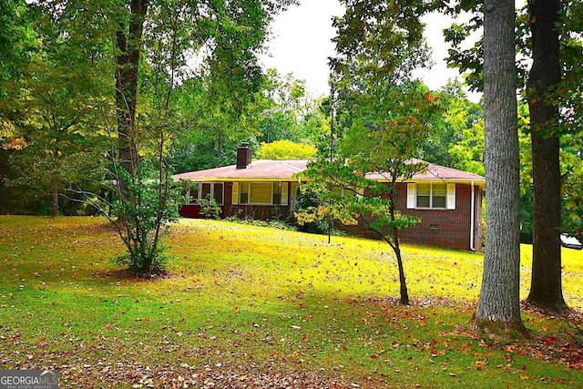 single story home featuring a front yard