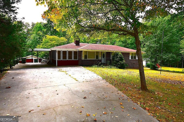 ranch-style home featuring a front lawn