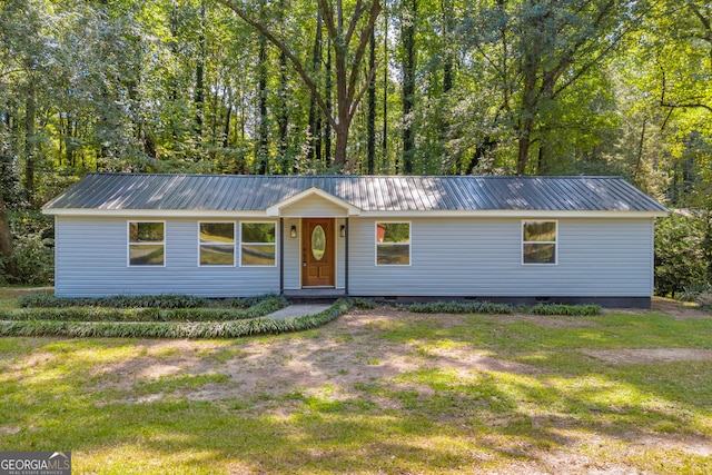 single story home featuring a front lawn