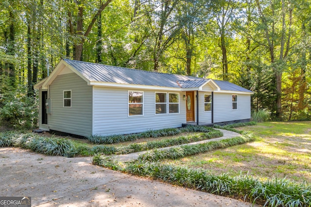 single story home featuring a front yard