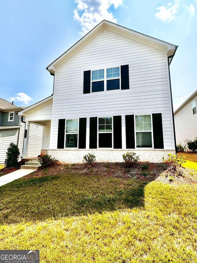 view of front of property featuring a front lawn