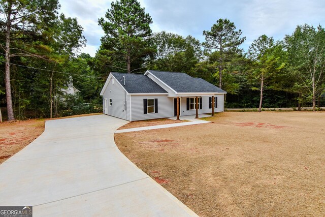 101 Alexandria Way, Thomaston, GA 30286 - view of front facade featuring driveway, roof with shingles, and view of scattered trees