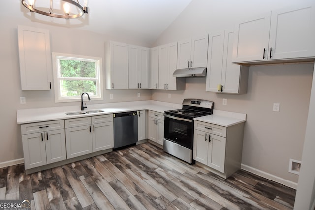 kitchen featuring stainless steel appliances, dark hardwood / wood-style flooring, white cabinetry, a notable chandelier, and sink